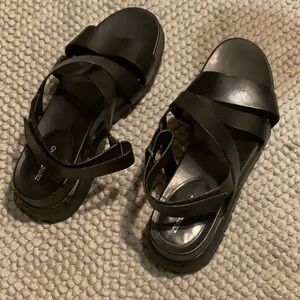 9.5 Black Cole Haan Lug-soled sandals